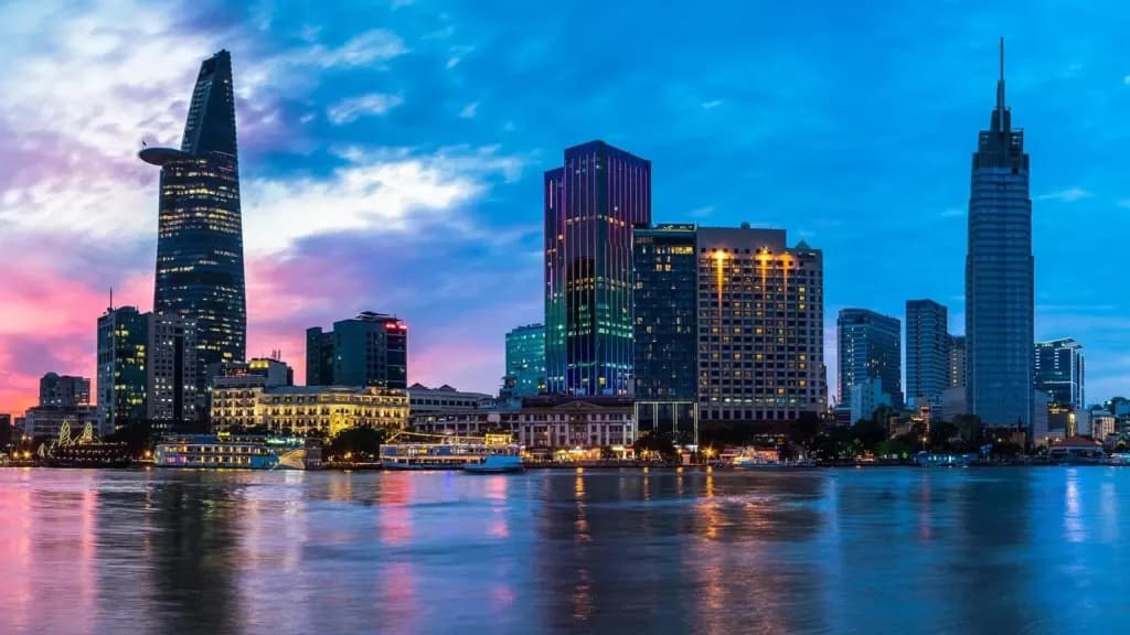 Toàn cảnh Thành phố Hồ Chí Minh bên sông Sài Gòn